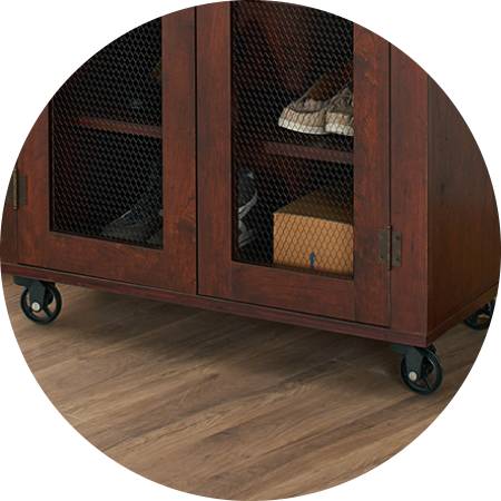 Al centro della piastra della porta c'è una rete di ferro per ventilare la scarpiera.